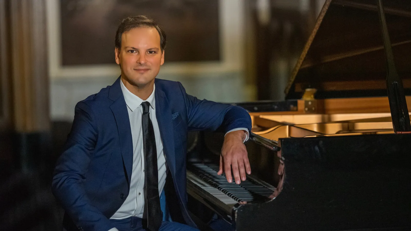 Orlay Alonso posing with a grand piano