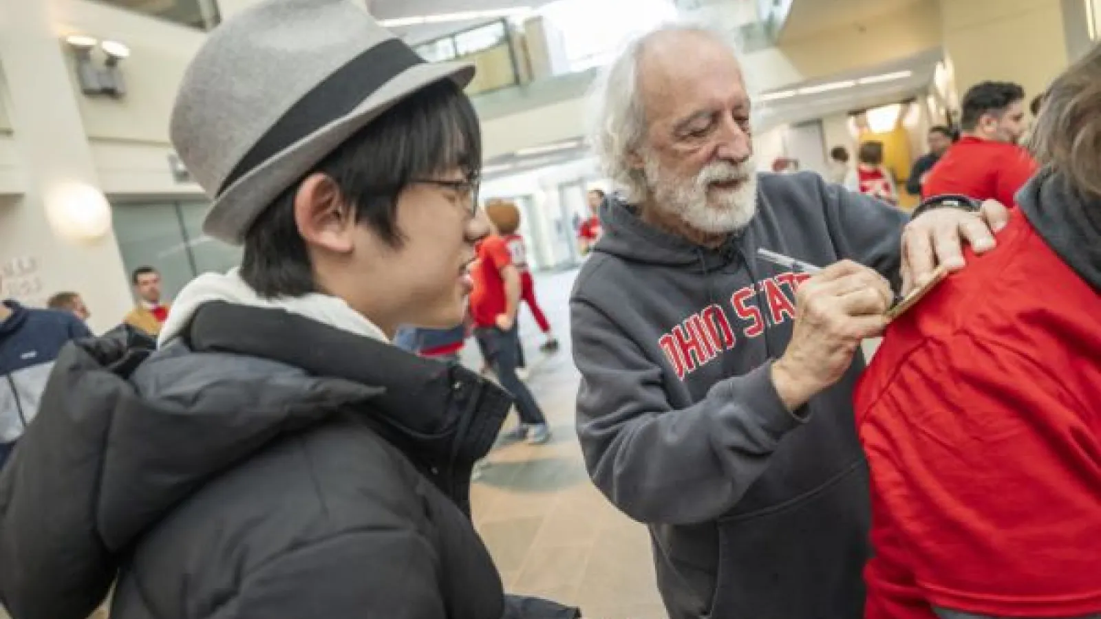 Agostini signs t-shirts for students