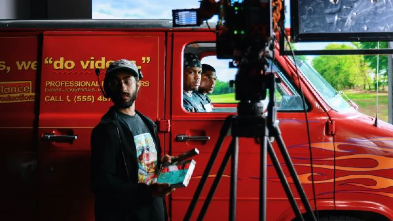 The cast and crew film a scene of the TV pilot "FreeLance"